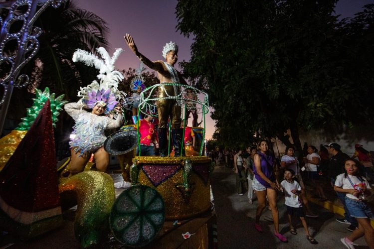 La Quinta Avenida se desbordó con el primer desfile de comparsas en “El Carnaval del Pueblo” Playa del Carmen 2025