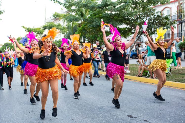 La Quinta Avenida se desbordó con el primer desfile de comparsas en “El Carnaval del Pueblo” Playa del Carmen 2025