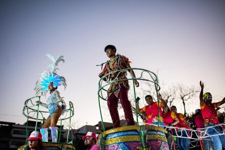 La Quinta Avenida se desbordó con el primer desfile de comparsas en “El Carnaval del Pueblo” Playa del Carmen 2025