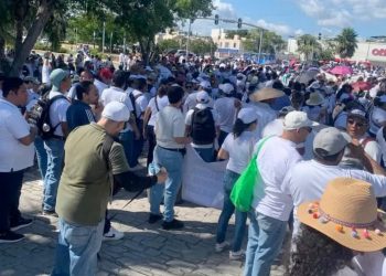 Marchan docentes y trabajadores sindiclizados de Quintana Roo en Cancún en contra de la reforma a la Ley de ISSSTE