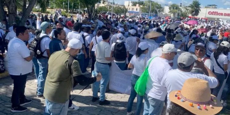 Marchan docentes y trabajadores sindiclizados de Quintana Roo en Cancún en contra de la reforma a la Ley de ISSSTE