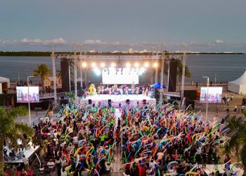 Ana Paty Peralta encabezó la coronación de las reinas y reyes en El “Carnaval Cancún 2025”