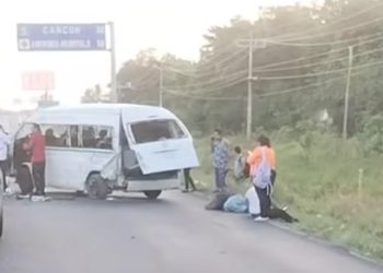 Aparatosa volcadura de una  Van colectiva del transporte público de Playa del Carmen a Cancún