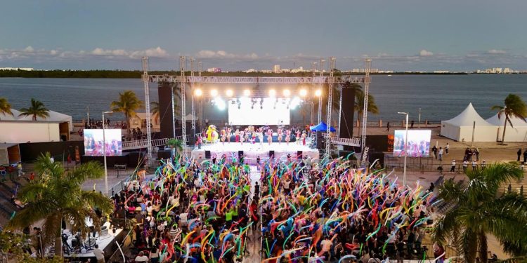 Ana Paty Peralta encabezó la coronación de las reinas y reyes en El “Carnaval Cancún 2025”