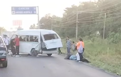 Aparatosa volcadura de una Van colectiva del transporte público de Playa del Carmen a Cancún