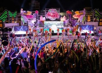 Bomba Estéreo pone a bailar a miles de personas en el “Carnaval del Pueblo” Playa del Carnen 2025