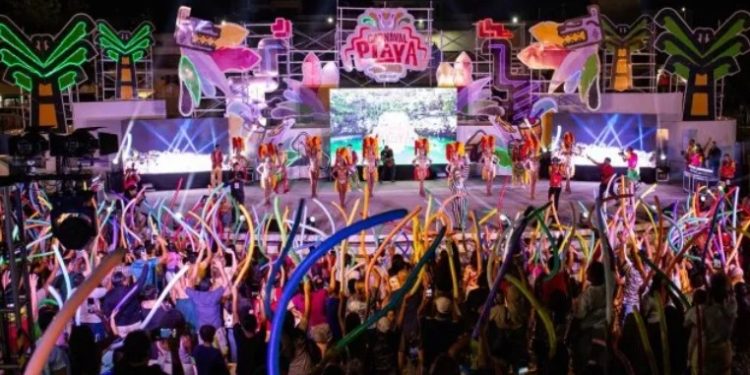 Bomba Estéreo pone a bailar a miles de personas en el “Carnaval del Pueblo” Playa del Carnen 2025
