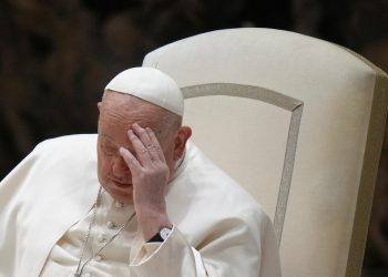 El papa Francisco sufrió dos episodios de insuficiencia respiratoria aguda,retoma ventilación mecánica