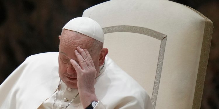 El papa Francisco sufrió dos episodios de insuficiencia respiratoria aguda,retoma ventilación mecánica