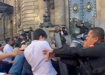 Taurinos riñen con policía afuera del Congreso #CDMX