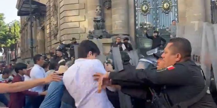 Taurinos riñen con policía afuera del Congreso #CDMX