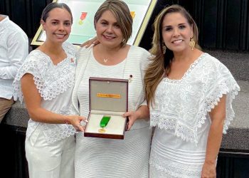 Atestigua Ana Paty Peralta entrega de medalla al mérito distinguida quintanarroense “maría cristina Sangri Aguilar”