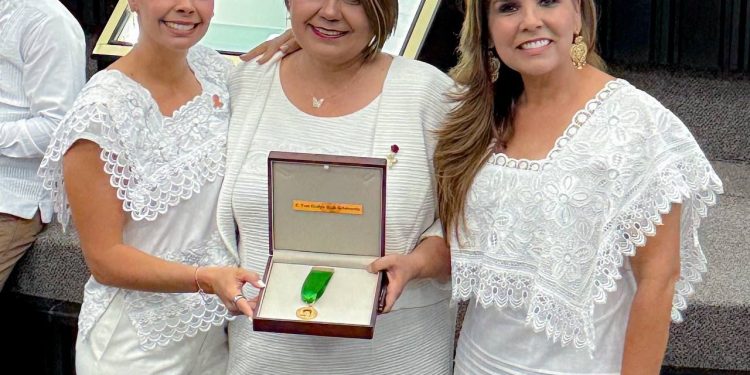 Atestigua Ana Paty Peralta entrega de medalla al mérito distinguida quintanarroense “maría cristina Sangri Aguilar”