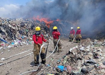 Extinguen por completo incendio en basurero de Cunduacán tras 13 días de labores
