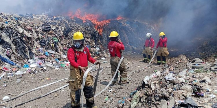 Extinguen por completo incendio en basurero de Cunduacán tras 13 días de labores