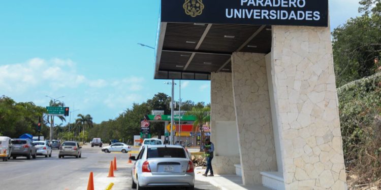 Estefanía Mercado dignifica paraderos de transporte público de Playa del Carmen