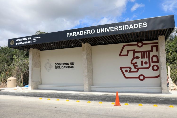 Estefanía Mercado dignifica paraderos de transporte público de Playa del Carmen