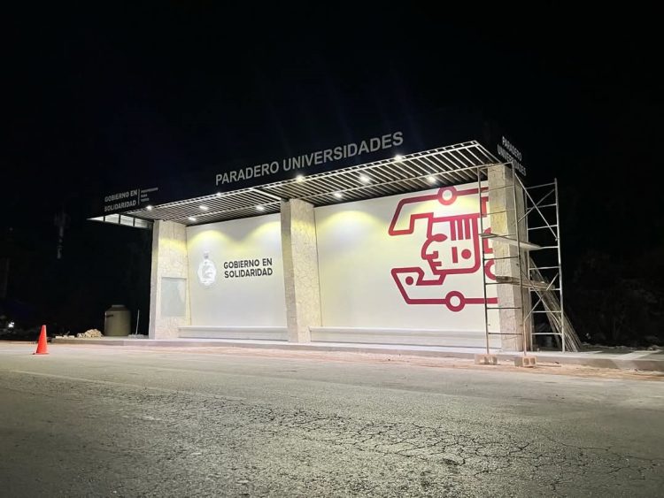 Estefanía Mercado dignifica paraderos de transporte público de Playa del Carmen