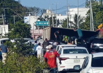 Fatal accidente ocurrió en la carretera de Puerto Morelos, dejando un saldo de al menos un muerto y diez personas gravemente heridas
