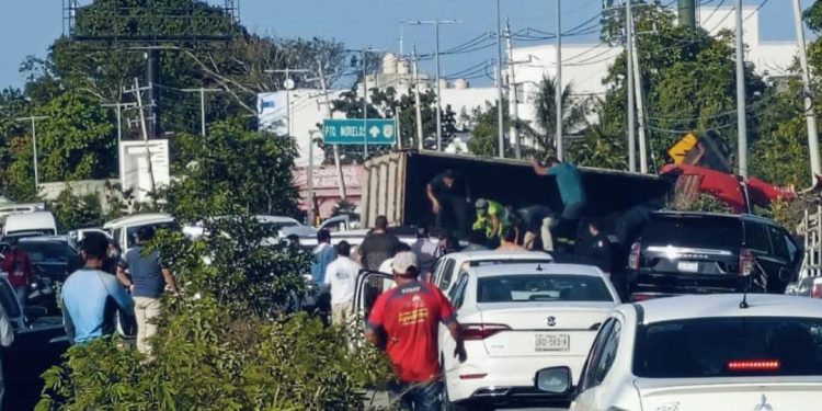 Fatal accidente ocurrió en la carretera de Puerto Morelos, dejando un saldo de al menos un muerto y diez personas gravemente heridas