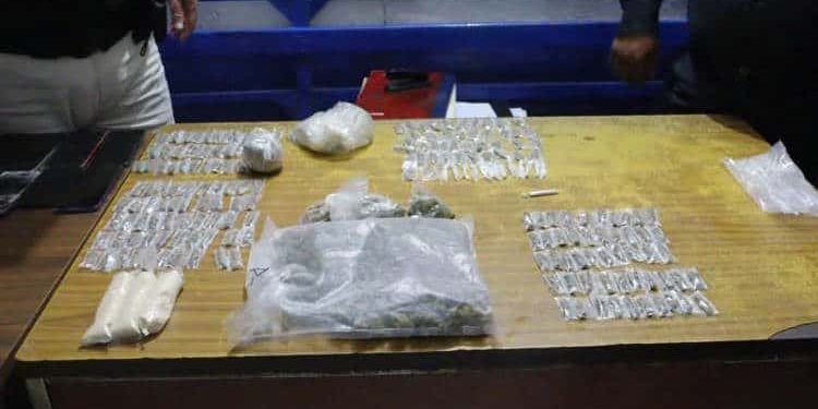 Operativo en el CRESET deja decomiso de celulares, puntas metálicas y droga