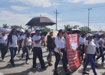 Cerca de dos mil maestros marchan y bloquean brevemente la carretera federal en Playa del Carmen