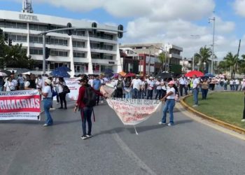 Maestros de Cancún marchan de forma sorpresiva generando una fuerte congestión vehicular