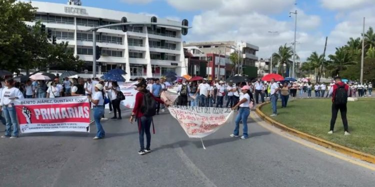 Maestros de Cancún marchan de forma sorpresiva generando una fuerte congestión vehicular