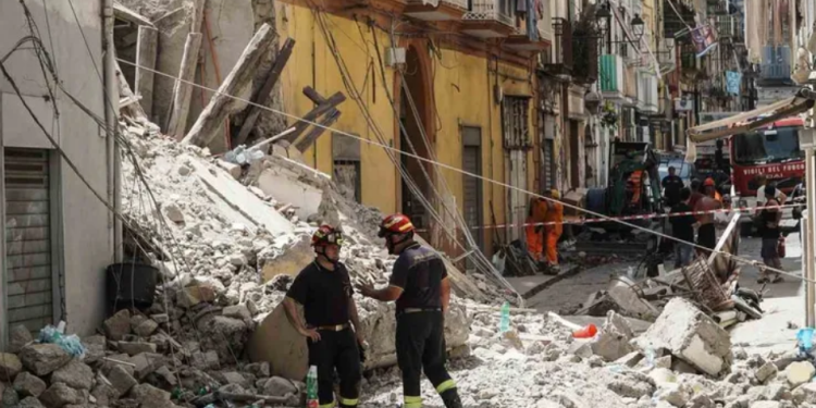 Mujer de 74 años es rescatada tras 27 horas bajo los escombros en Italia