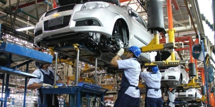 Prevén recorte de 30% a producción de vehículos en Norteamérica, por aranceles de Trump