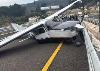 Una avioneta tuvo que aterrizar de emergencia en la nueva carretera Real del Monte-Huasca
