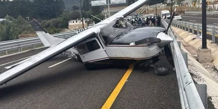 Una avioneta tuvo que aterrizar de emergencia en la nueva carretera Real del Monte-Huasca