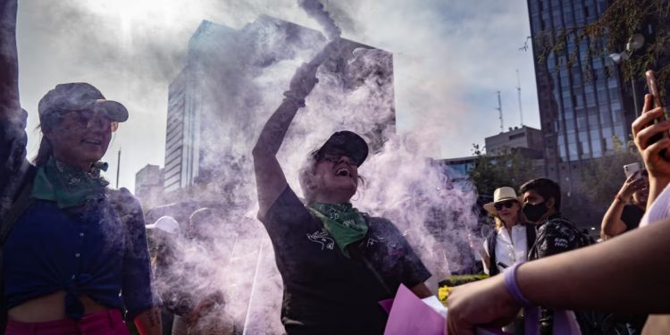 En la marcha feminista del 8M en la CDMX, participan diversos colectivos