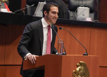 El senador por Quintana Roo, Eugenio Segura Vázquez anuncia reunión con autoridades de migración y aduanas