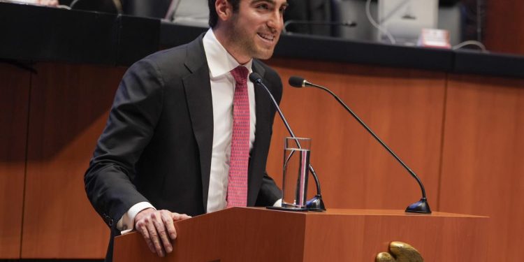 El senador por Quintana Roo, Eugenio Segura Vázquez anuncia reunión con autoridades de migración y aduanas