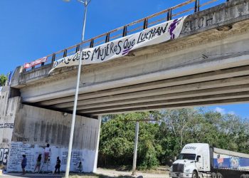 El colectivo “Siempre Unidas” pinta mural en el puente de Playa del Carmen con nombres de desaparicidas