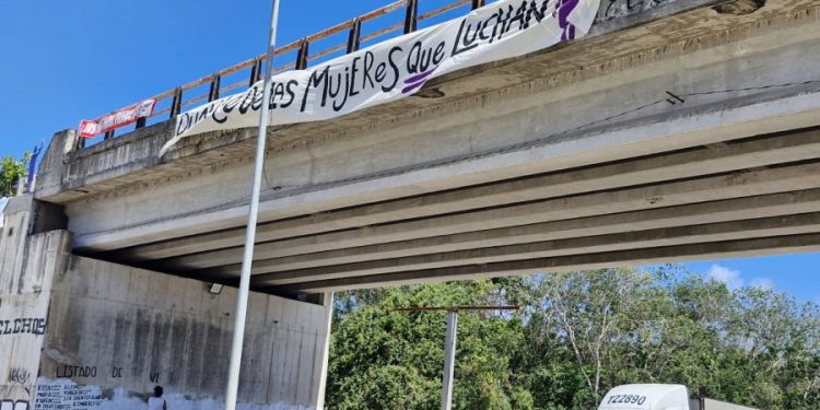 El colectivo “Siempre Unidas” pinta mural en el puente de Playa del Carmen con nombres de desaparicidas