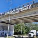 El colectivo “Siempre Unidas” pinta mural en el puente de Playa del Carmen con nombres de desaparicidas
