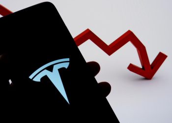 Cae Tesla nuevamente en Wall Street y la empresa vale la mitad que en diciembre