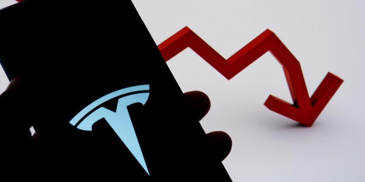 Cae Tesla nuevamente en Wall Street y la empresa vale la mitad que en diciembre