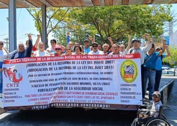 Docentes marchan en Tabasco para exigir derogación de la Ley del ISSSTE de 2007