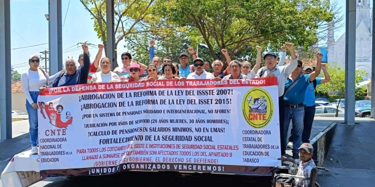 Docentes marchan en Tabasco para exigir derogación de la Ley del ISSSTE de 2007