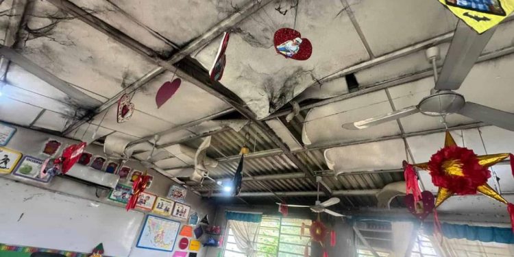 Cortocircuito en primaria de Macultepec genera crisis nerviosa en estudiantes y daños materiales