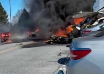 Avión monomotor se estrella cerca de aeropuerto en Pensilvania; cinco supervivientes