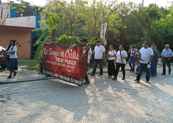 Feligreses de la Iglesia Pentecostés «Rey de Reyes» marchan por la paz en Tabasco