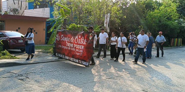 Feligreses de la Iglesia Pentecostés «Rey de Reyes» marchan por la paz en Tabasco