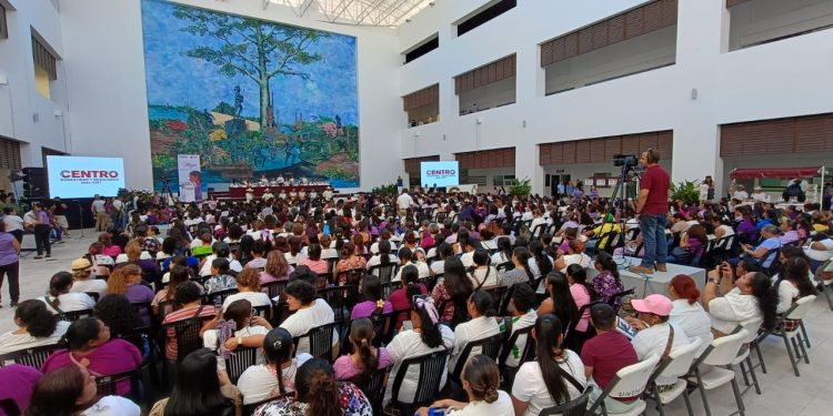 Entrega de diplomas a 463 mujeres graduadas en diferentes oficios mediante el Programa «Mujeres al Centro»