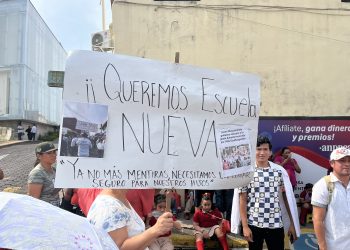 Reportan socavón en jardín de niños; padres exigen atención