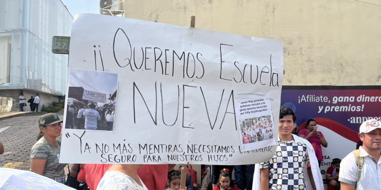 Reportan socavón en jardín de niños; padres exigen atención