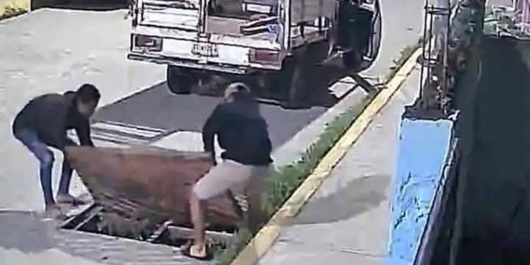 Alertan sobre robo de rejillas de alcantarillas en Centla; piden apoyo ciudadano